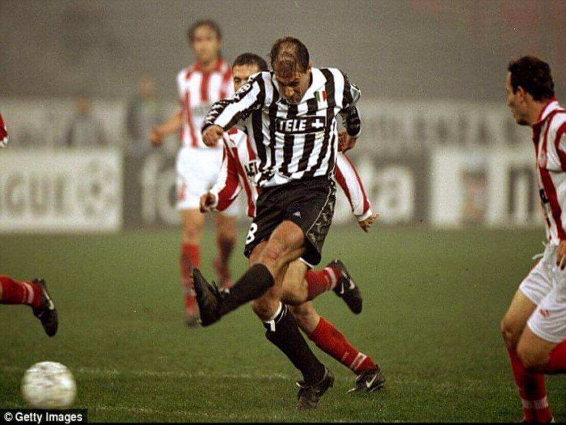 Foto Antonio Conte che gioca a calcio